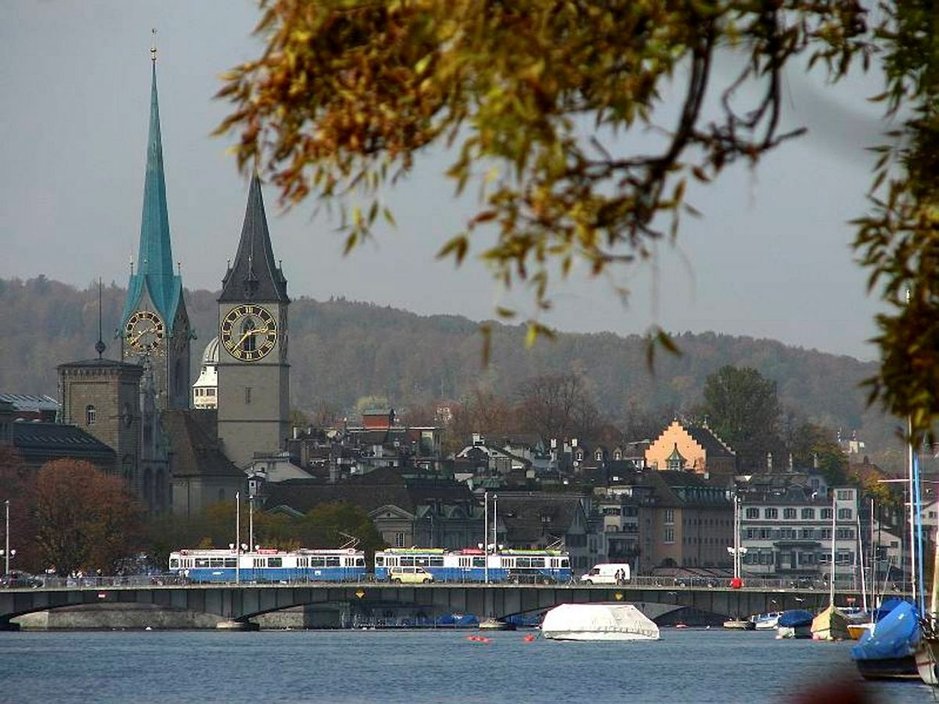 ZÜRICH ON<br />
MONENLAISEN RIKKAUDEN KESKUS ZÜRICH ON<br />
MONENLAISEN RIKKAUDEN KESKUS