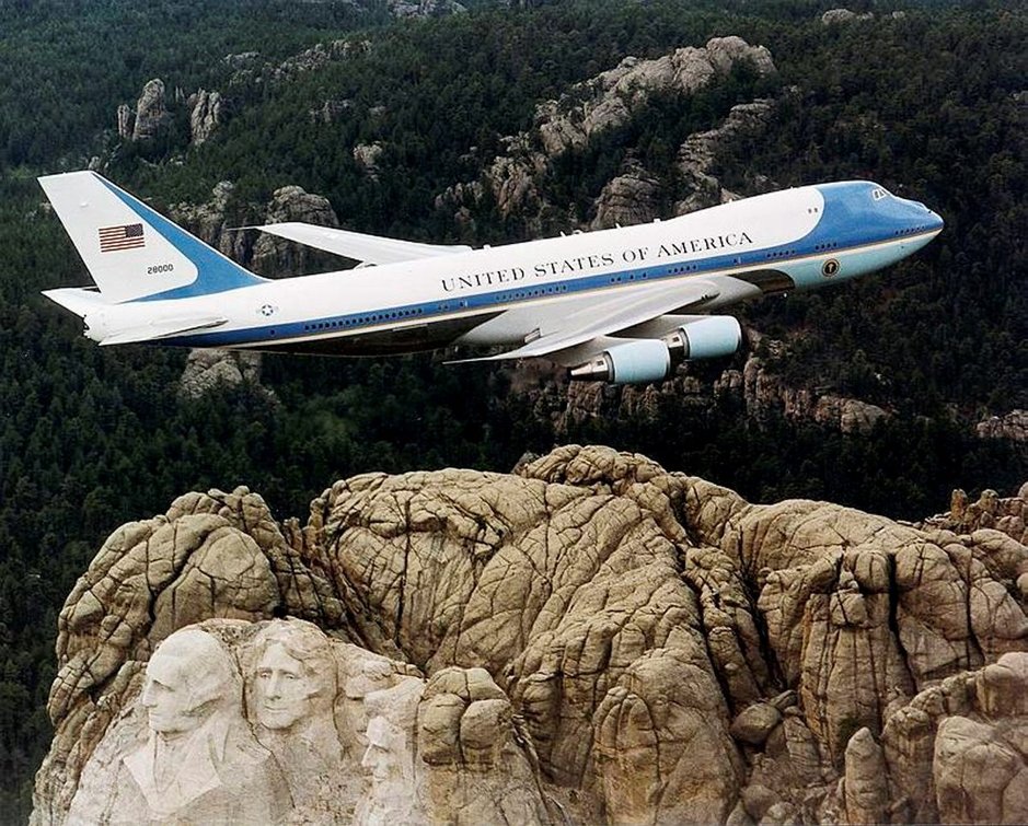 Air Force One vie<br />
matkalle lähihistoriaan Air Force One vie<br />
matkalle lähihistoriaan