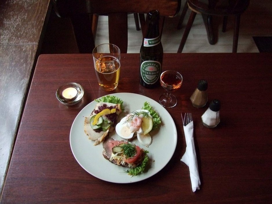 Jokainen smørrebrød on eri aineksilla katettu persoonallinen makuelämys. Jokainen smørrebrød on eri aineksilla katettu persoonallinen makuelämys.
