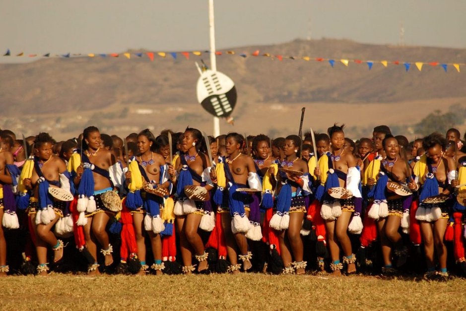 Umhlanga eli Reed Dance on perinteinen nuorten tyttöjen riitti Swazimaassa. Umhlanga eli Reed Dance on perinteinen nuorten tyttöjen riitti Swazimaassa.