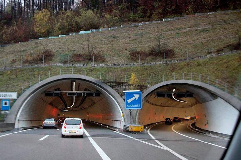 Sveitsiläiset ovat taitavia tunnelinrakentajia. Sveitsiläiset ovat taitavia tunnelinrakentajia.
