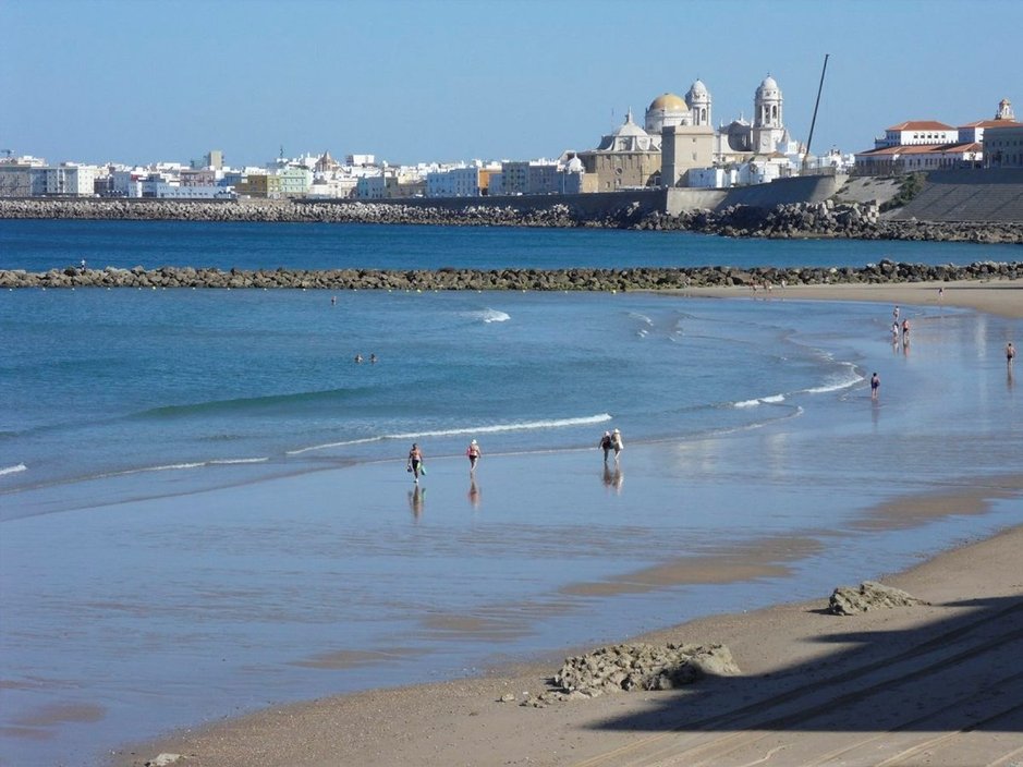 Näkymä Cádizin katedraalille Playa la Santa Maria del Mar -rannalta. Näkymä Cádizin katedraalille Playa la Santa Maria del Mar -rannalta.