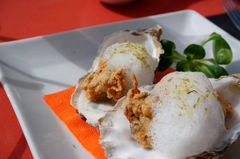 La Fabrican friteeratuissa ostereissa voi maistaa Välimeren. La Fabrican friteeratuissa ostereissa voi maistaa Välimeren.