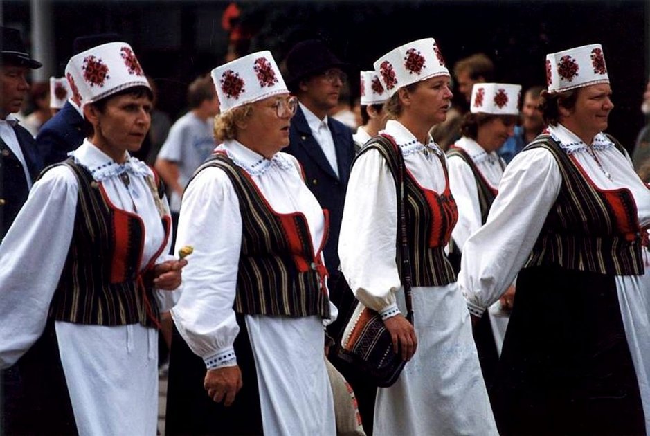 Laulu- ja tanssijuhla on<br />
VIRON kansan voimannäyte Laulu- ja tanssijuhla on<br />
VIRON kansan voimannäyte