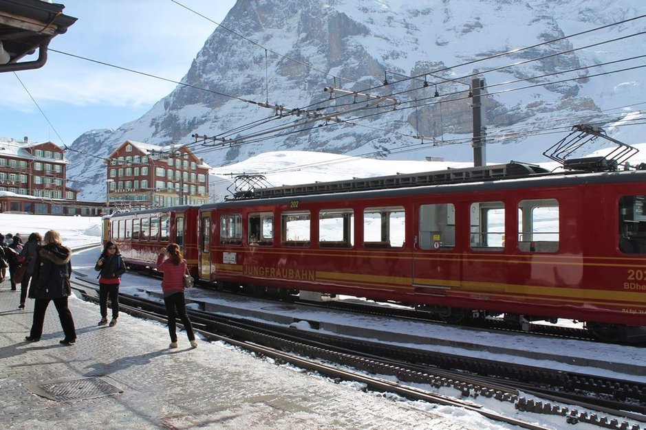 Junanvaihto Kleine Scheideggin asemalla ja nousu vuoren uumenissa
kohti Jungfraujochia alkaa. Junanvaihto Kleine Scheideggin asemalla ja nousu vuoren uumenissa
kohti Jungfraujochia alkaa.
