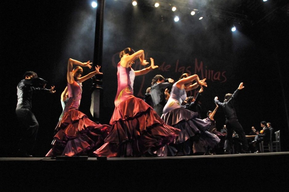 Espanjan Kansallisbaletin tanssijoiden tulista flamencoa. Espanjan Kansallisbaletin tanssijoiden tulista flamencoa.