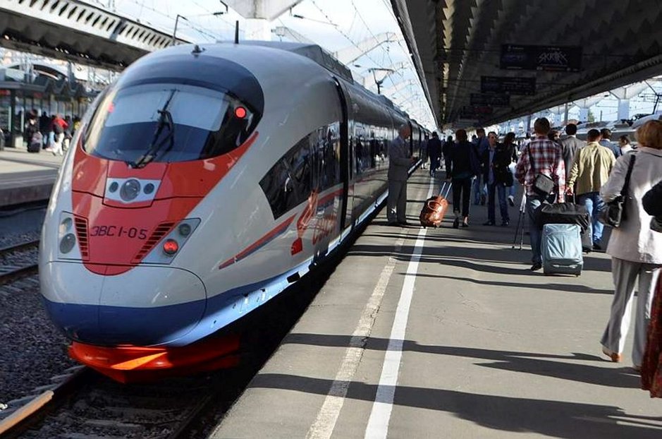 Sapsan-luotijuna eli Muuttohaukka liikennöi Pietarin, Moskovan ja
Niži Novgorodin välillä. Sapsan-luotijuna eli Muuttohaukka liikennöi Pietarin, Moskovan ja
Niži Novgorodin välillä.