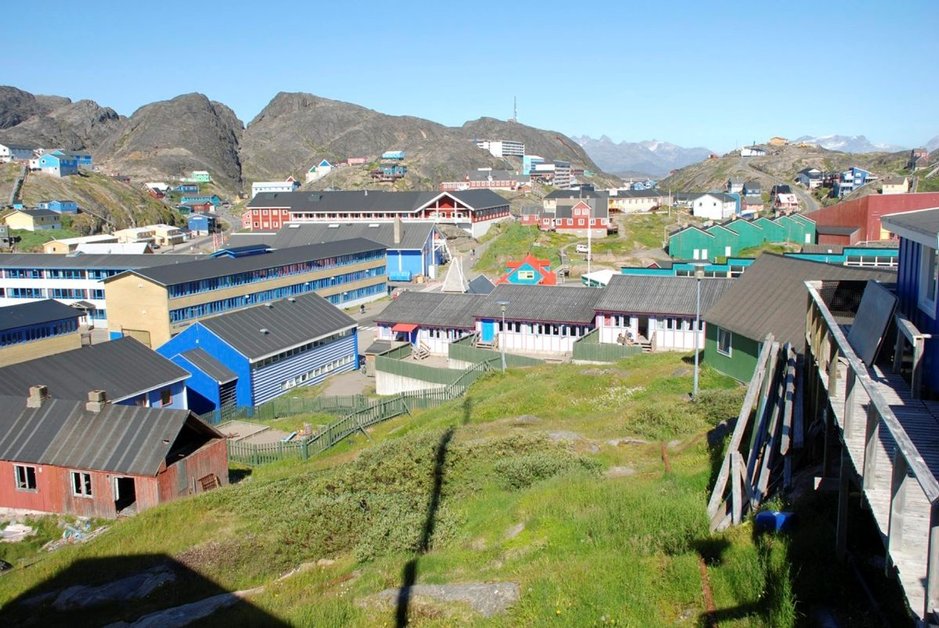 Pääkaupunki Nuuk on värikkäiden talojen kylä. Pääkaupunki Nuuk on värikkäiden talojen kylä.