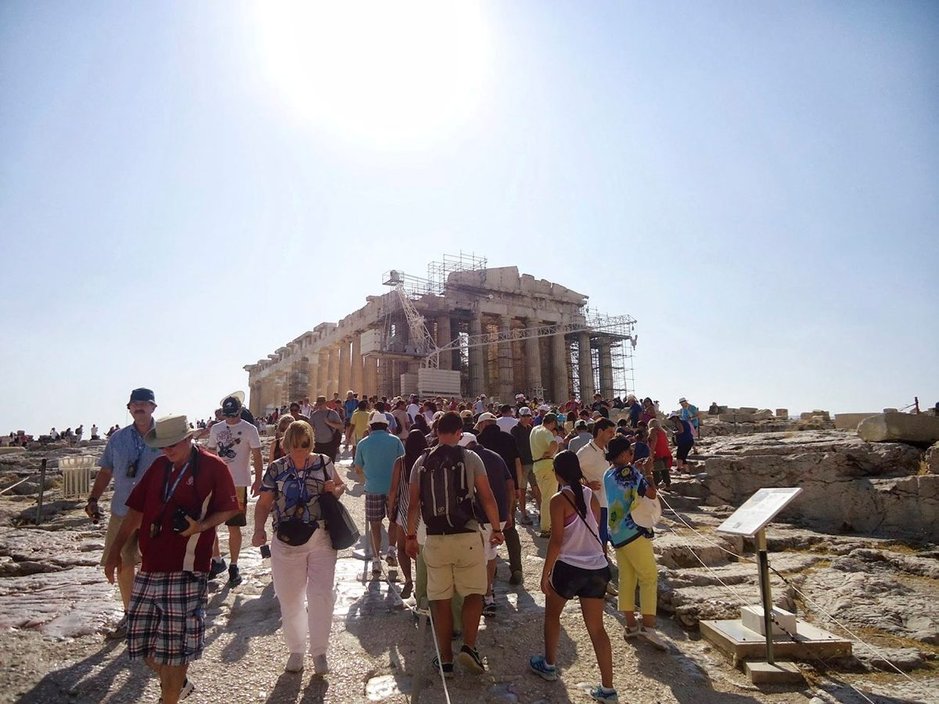 Pyhiinvaelluksella Akropolis-kukkulalle Ateenassa. Pyhiinvaelluksella Akropolis-kukkulalle Ateenassa.