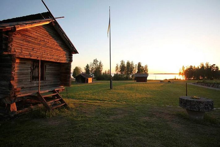 TAALAINMAALLA AISTII <br />
suomalaisten karjamajojen <br />
nostalgiaa ja ruotsalaisten <br />
paraatipihojen kauneutta Helsinki TAALAINMAALLA AISTII <br />
suomalaisten karjamajojen <br />
nostalgiaa ja ruotsalaisten <br />
paraatipihojen kauneutta Helsinki