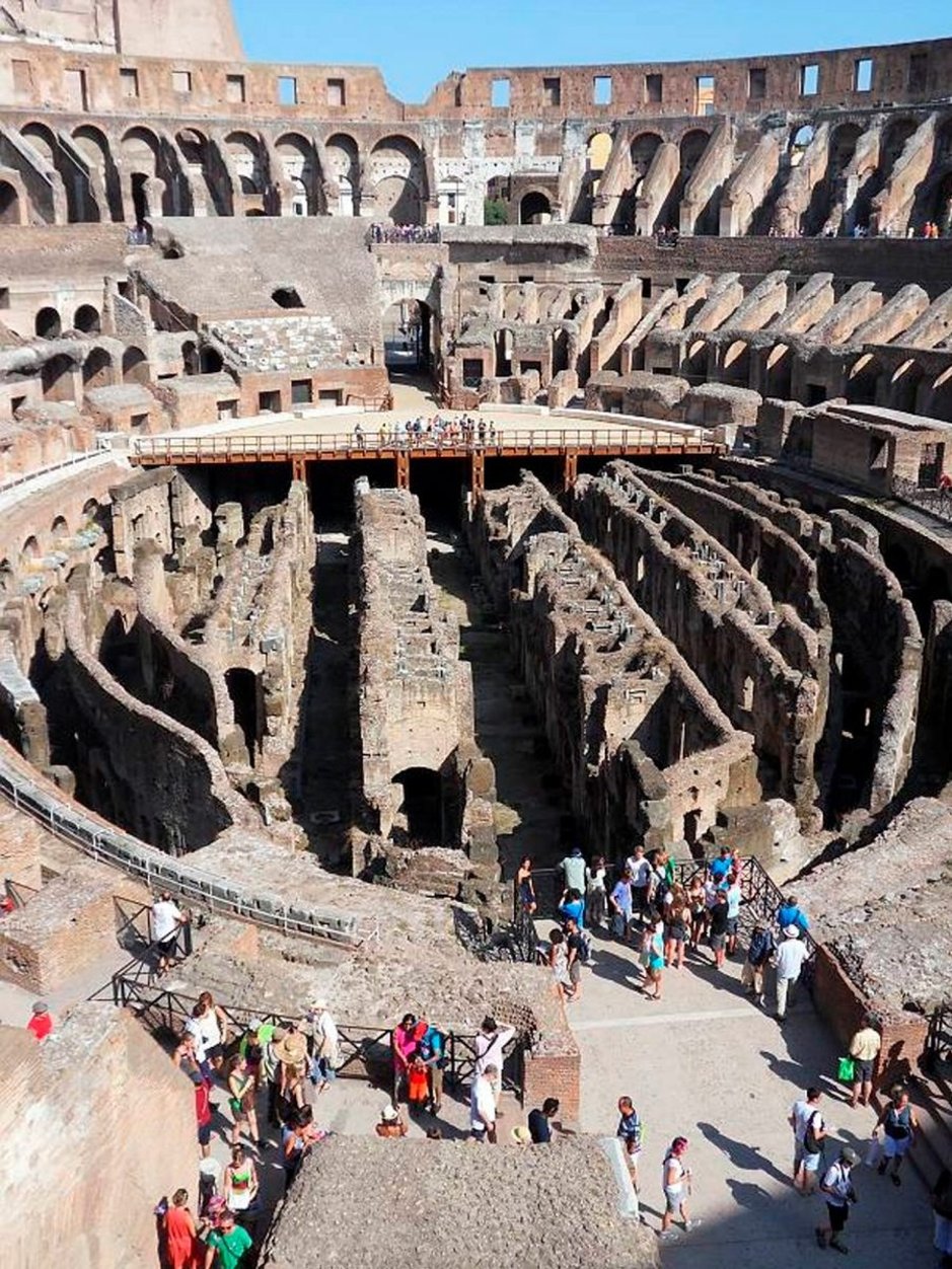 Colosseumilla historiankirjan tarinat heräävät henkiin. Colosseumilla historiankirjan tarinat heräävät henkiin.
