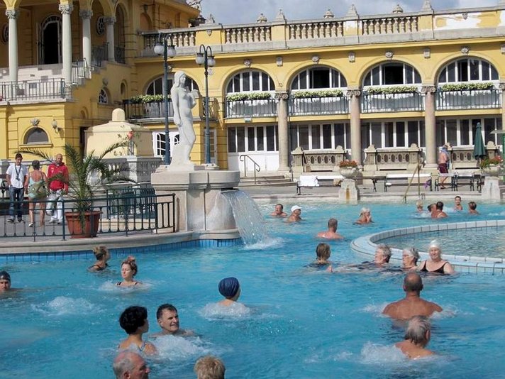 KYLPYLÄLOMALLA UNKARISSA Leivoksia<br />
ja lämpimiä kylpyjä BUDAPESTISSA Helsinki KYLPYLÄLOMALLA UNKARISSA Leivoksia<br />
ja lämpimiä kylpyjä BUDAPESTISSA Helsinki