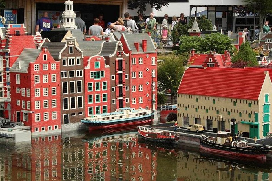 Minilandin toinen toistaan upeammat Lego-rakennelmat ovat se alkuperäinen Legolandin juju, joita ihastellessa kuluu helposti tunti jos toinenkin. Minilandin toinen toistaan upeammat Lego-rakennelmat ovat se alkuperäinen Legolandin juju, joita ihastellessa kuluu helposti tunti jos toinenkin.