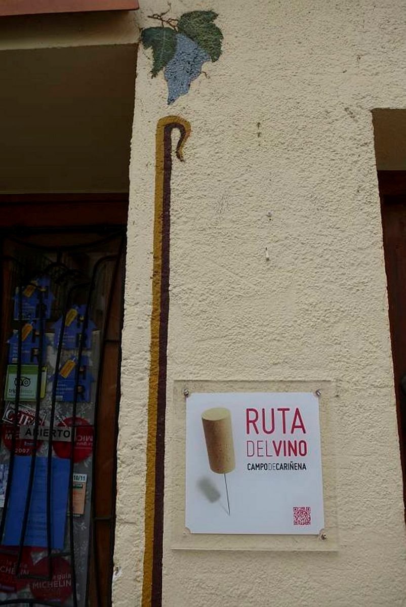 Ovenpieleen maalattu teksti kertoo, että ravintola kuulu viinireitin toimijoihin. Ovenpieleen maalattu teksti kertoo, että ravintola kuulu viinireitin toimijoihin.