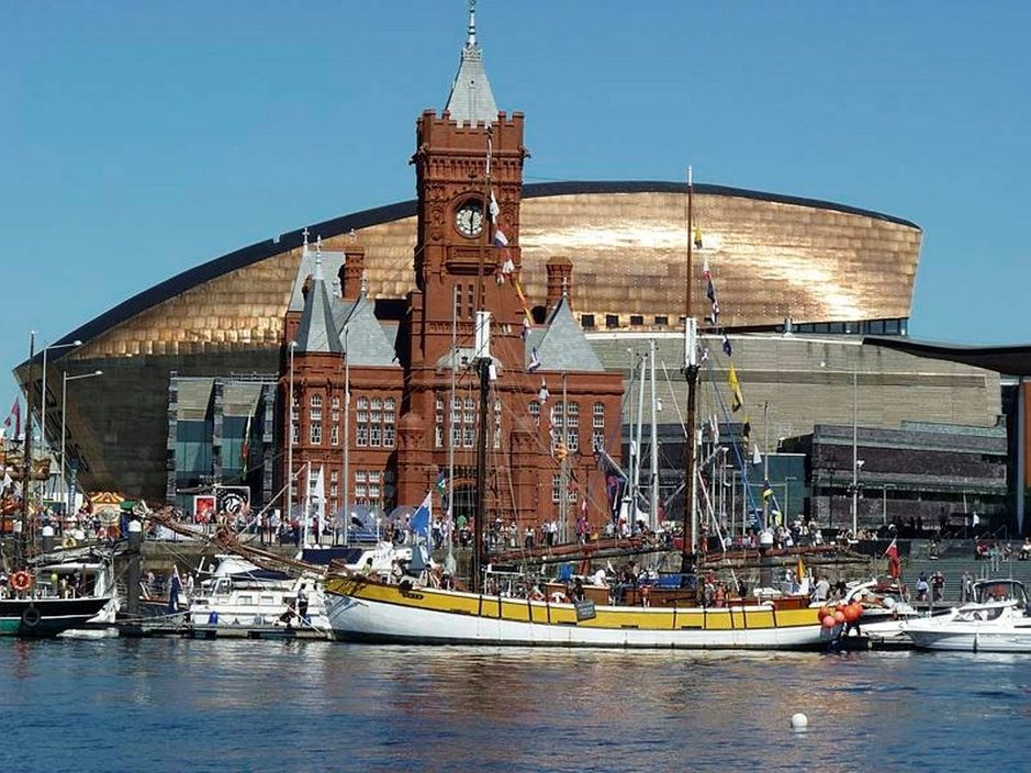 Cardiff Bay on Cardiffin moderni ja kansainvälinen keskus. Cardiff Bay on Cardiffin moderni ja kansainvälinen keskus.