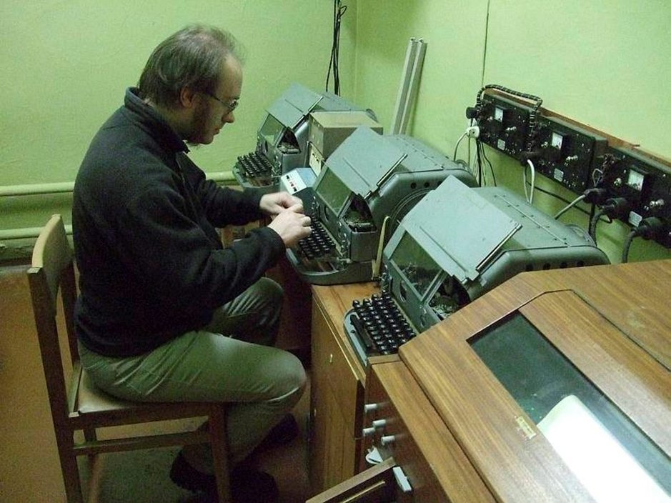 Bunkkeri on kuin telemuseo. Näitä laitteita opas kutsuu telefaxin isoisiksi.
Niitä käytettiin Sveitsissä vielä viime vuosina, sillä niiden tietoturva on
100-prosenttinen. Bunkkeri on kuin telemuseo. Näitä laitteita opas kutsuu telefaxin isoisiksi.
Niitä käytettiin Sveitsissä vielä viime vuosina, sillä niiden tietoturva on
100-prosenttinen.