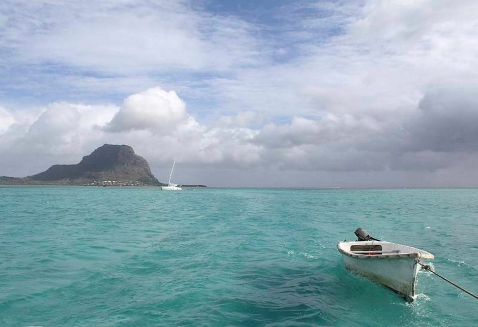 Mauritius kuuluu syystäkin häämatkaajien toivelistan kärkeen: rannat, hotellit ja aktiviteetit ovat huippuluokkaa. Mauritius kuuluu syystäkin häämatkaajien toivelistan kärkeen: rannat, hotellit ja aktiviteetit ovat huippuluokkaa.