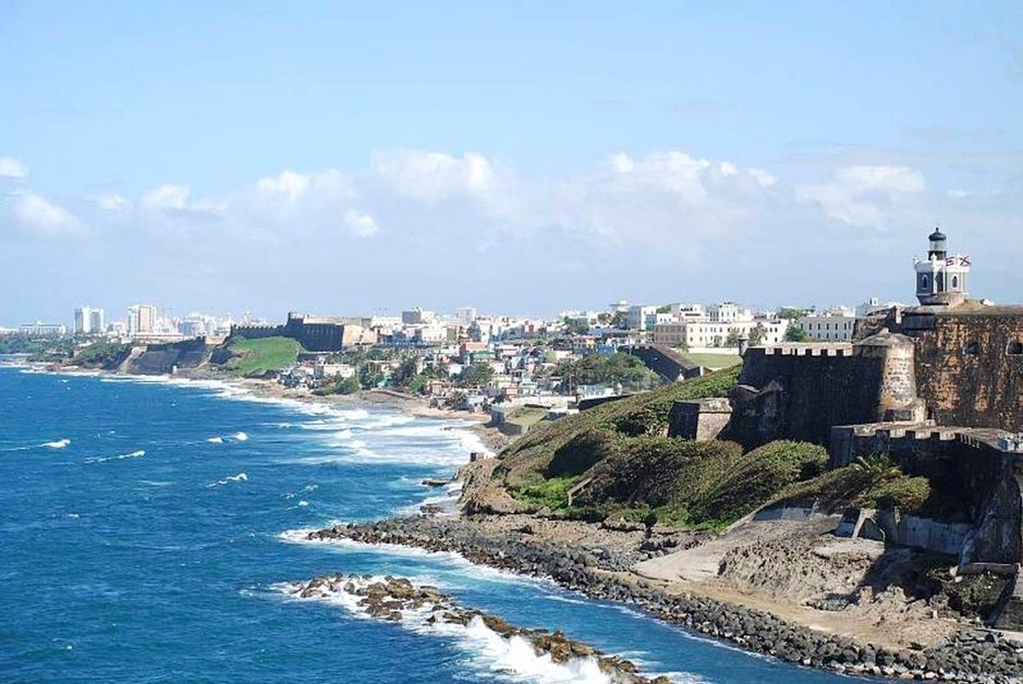 Puerto Ricoon<br />
palmujen katveeseen Puerto Ricoon<br />
palmujen katveeseen