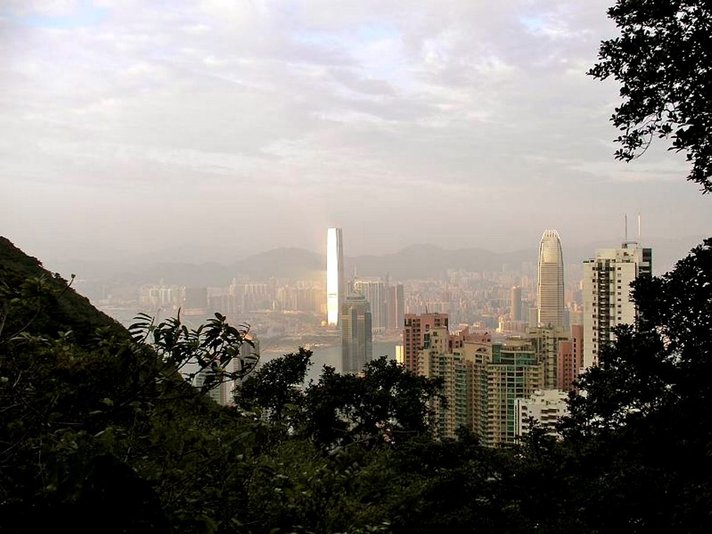 Psykedeelisiä värivaloja ja luonnontilassa<br />
lepäävien kukkuloiden rauhaa<br />
HONGKONG Psykedeelisiä värivaloja ja luonnontilassa<br />
lepäävien kukkuloiden rauhaa<br />
HONGKONG