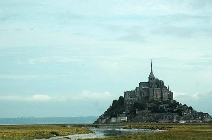 Upottavaa liejua, jyrkkiä kujia ja<br />
historiaa ajanlaskun alusta<br />
MONT SAINT-MICHEL Upottavaa liejua, jyrkkiä kujia ja<br />
historiaa ajanlaskun alusta<br />
MONT SAINT-MICHEL