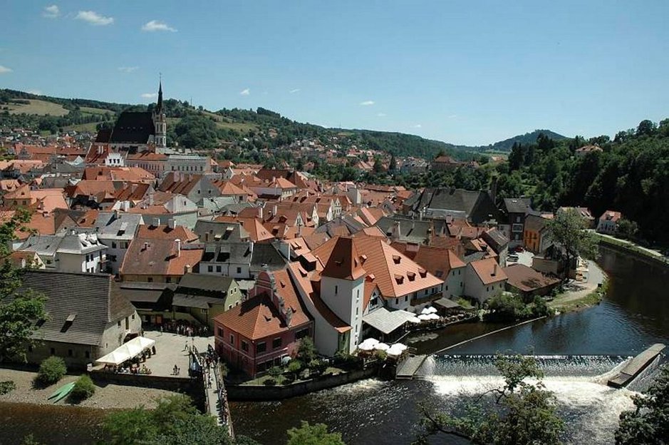 CESKÝ KRUMLOV<br />
KORVAA ETSIMISEN VAIVAN CESKÝ KRUMLOV<br />
KORVAA ETSIMISEN VAIVAN