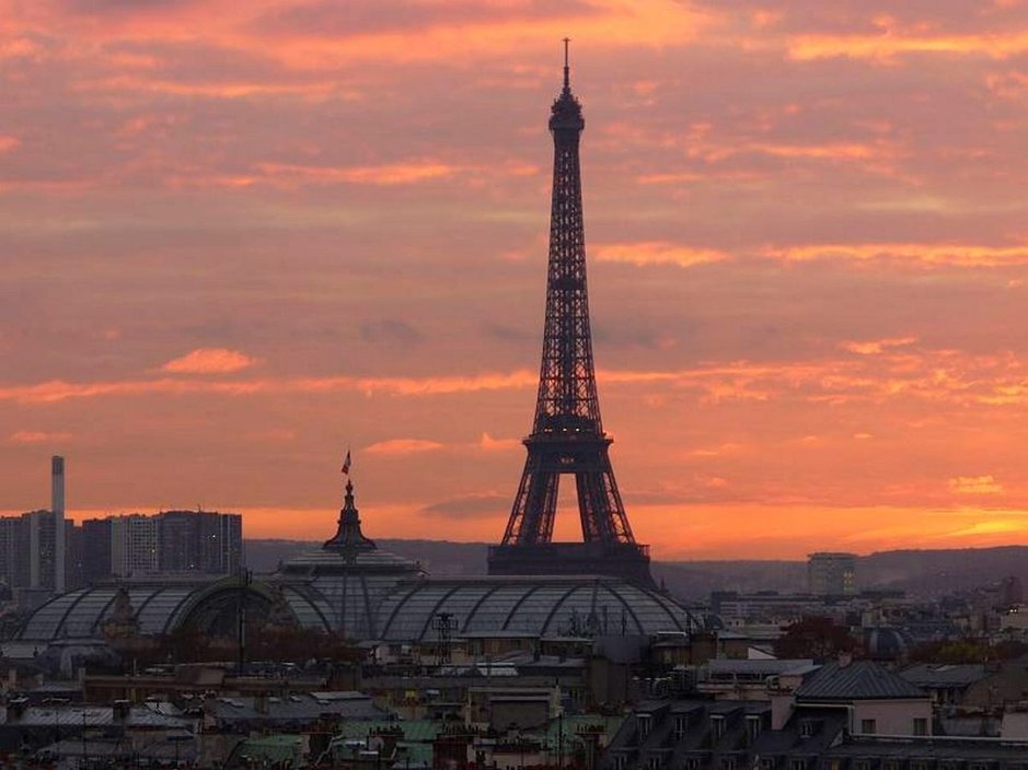 Auringonlasku Printempsin katolla. Eiffelin edustalla komeilee maailmankuulujen näyttelyiden Grand Palais. Auringonlasku Printempsin katolla. Eiffelin edustalla komeilee maailmankuulujen näyttelyiden Grand Palais.