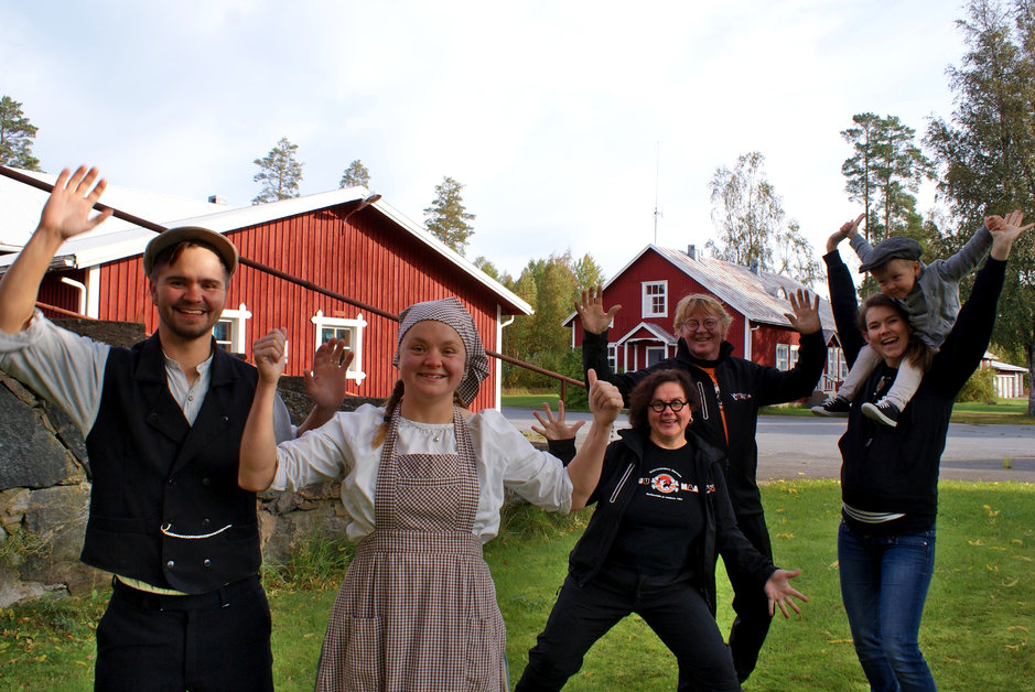 Palkittuja maaseutuyrittäjiä. Vasemmalta Frans Koivuniemi, Miina Koivuniemi (=sisaruksia), Sirkkaliisa Koivuniemi, Markku Koivuniemi sekä Laura Koivuniemi (=Fransin vaimo) ja Eino Koivuniemi (=Fransin ja Lauran lapsi). Kuvaaja Heini Tuuri. Palkittuja maaseutuyrittäjiä. Vasemmalta Frans Koivuniemi, Miina Koivuniemi (=sisaruksia), Sirkkaliisa Koivuniemi, Markku Koivuniemi sekä Laura Koivuniemi (=Fransin vaimo) ja Eino Koivuniemi (=Fransin ja Lauran lapsi). Kuvaaja Heini Tuuri.