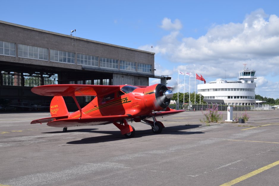 Vuoden 1944 Beechcraft vieraili heinäkuussa Malmilla. Hangaarin tilanne on epäselvä ja kiistanalainen. Kuva Malmin lentoaseman ystävät ry. Vuoden 1944 Beechcraft vieraili heinäkuussa Malmilla. Hangaarin tilanne on epäselvä ja kiistanalainen. Kuva Malmin lentoaseman ystävät ry.