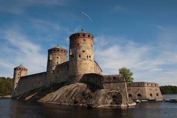 Heinäkuussa Olavinlinnassa saavutettiin uusi 44 000 kävijän kuukausiennätys. Kuva: Esko Ikonen. Heinäkuussa Olavinlinnassa saavutettiin uusi 44 000 kävijän kuukausiennätys. Kuva: Esko Ikonen.