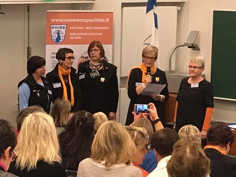 Oulun seudun oppaat ry:n jäseniä vastaanottamassa Vuoden Opasyhdistys tunnustuspalkintoa Tampereella (vas. Marita Mikkonen, Päivi Rintamäki. Leena Kontiokari, Kaarina Kokko ja Helena Aro)
Oulun seudun oppaat ry:n jäseniä vastaanottamassa Vuoden Opasyhdistys tunnustuspalkintoa Tampereella (vas. Marita Mikkonen, Päivi Rintamäki. Leena Kontiokari, Kaarina Kokko ja Helena Aro)