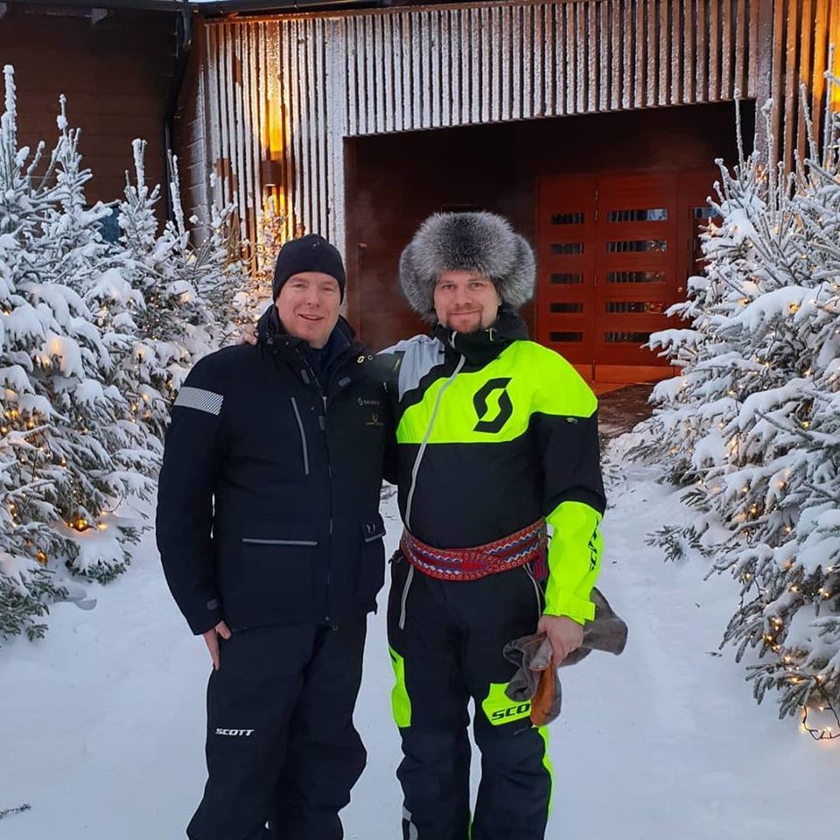Ruhtinas Albert ja hänen isäntänsä Janne Honkanen Octolan sisäänkäynnillä jossakin Rovaniemen liepeillä.
Ruhtinas Albert ja hänen isäntänsä Janne Honkanen Octolan sisäänkäynnillä jossakin Rovaniemen liepeillä.