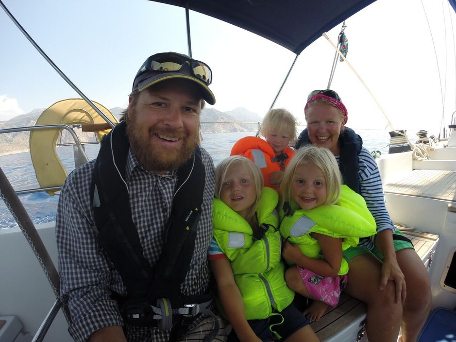 Sail for Good -löytöretki on Kirkkonummelaisen perheen unelma. Miehistönä kesäkuussa 2016 alkavalla purjehduksella on Meretniemen kolmelapsinen perhe. Lapset ovat matkan aikana 3-14-vuotiaita. 17,5 metriä pitkä Swan 57 -tyyppinen vene s/y Panacea toimii perheen kotina, kulkuvälineenä ja kouluna kuuden vuoden ajan 2016-2022. Purjehduksen ympärille on rakennettu Sail For Good Education -projekti, joka on osa suomalaista koulutusvientihanketta. Hankkeen vetäjänä ja veneen kipparina toimii Tuomo Meretniemi.
Sail for Good -löytöretki on Kirkkonummelaisen perheen unelma. Miehistönä kesäkuussa 2016 alkavalla purjehduksella on Meretniemen kolmelapsinen perhe. Lapset ovat matkan aikana 3-14-vuotiaita. 17,5 metriä pitkä Swan 57 -tyyppinen vene s/y Panacea toimii perheen kotina, kulkuvälineenä ja kouluna kuuden vuoden ajan 2016-2022. Purjehduksen ympärille on rakennettu Sail For Good Education -projekti, joka on osa suomalaista koulutusvientihanketta. Hankkeen vetäjänä ja veneen kipparina toimii Tuomo Meretniemi.