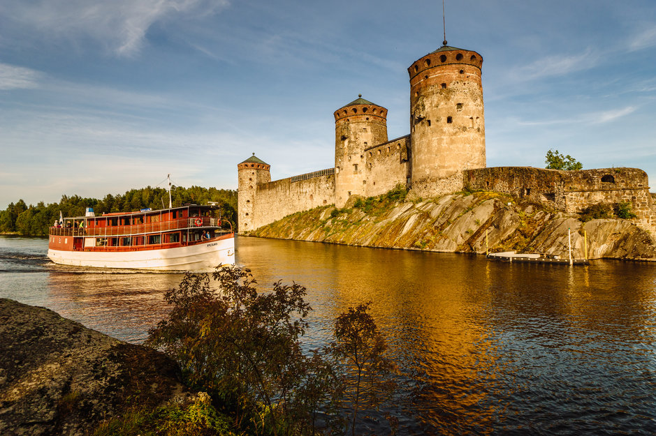 Risteilyalus m/s Puijo ja Olavinlinnan kuuluvat erottamattomasti Savonlinnan kaupunkikuvaan. Risteilyalus Puijo oli alun perin vuonna 1914 Maaningalla valmistunut höyrylaiva Heino, joka oli kunnostettu kuusi vuotta aikaisemmin Muuruvedellä uponneesta Sorsa-nimisestä rahtialuksesta. Siitä johtuu laivan persoonallinen ulkonäkö. Risteilyalus m/s Puijo ja Olavinlinnan kuuluvat erottamattomasti Savonlinnan kaupunkikuvaan. Risteilyalus Puijo oli alun perin vuonna 1914 Maaningalla valmistunut höyrylaiva Heino, joka oli kunnostettu kuusi vuotta aikaisemmin Muuruvedellä uponneesta Sorsa-nimisestä rahtialuksesta. Siitä johtuu laivan persoonallinen ulkonäkö.