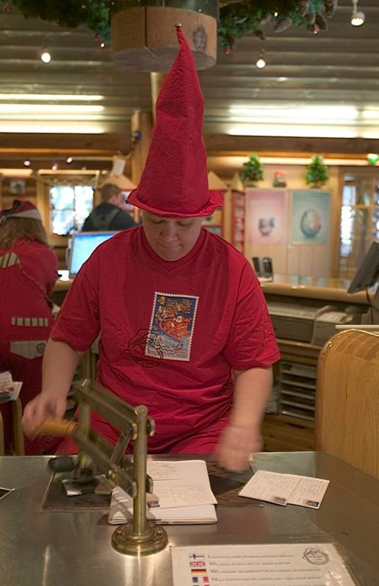 Rovaniemeltä aloite maailman<br />
tonttulakkipäivästä 1.12. Rovaniemeltä aloite maailman<br />
tonttulakkipäivästä 1.12.