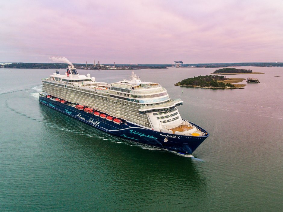 Meyer Turku luovutti uuden<br />
aluksen TUI Cruisesille Meyer Turku luovutti uuden<br />
aluksen TUI Cruisesille