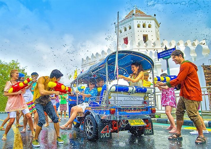 Thaimaalaista uutta vuotta,<br />
songkrania vietetään huhtikuussa Helsinki Thaimaalaista uutta vuotta,<br />
songkrania vietetään huhtikuussa Helsinki