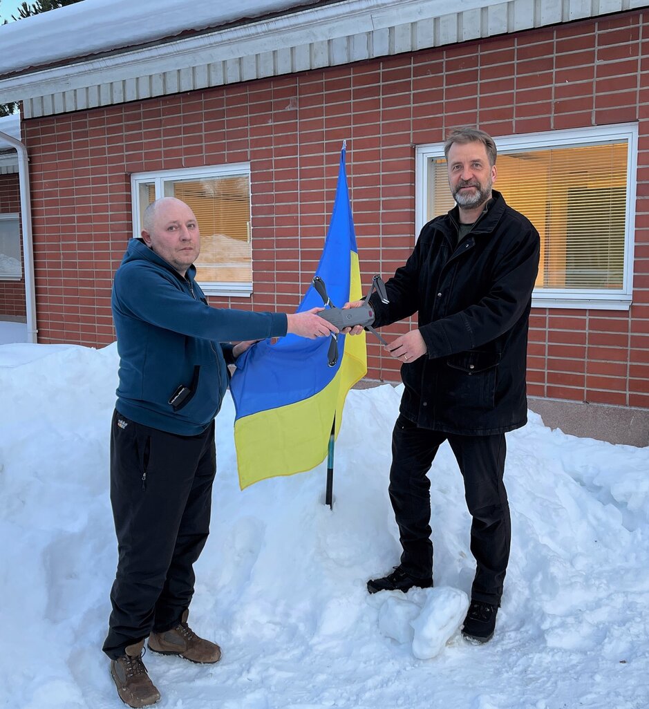 Joulupukin kuvausdrone sai uuden elämän ja suojelee nyt Ukrainan lapsia taivaalta käsin. Dronen luovutti yrityksen toimitusjohtaja Tommi Lappalainen Rovaniemen ukrainalaisyhteisön edustajalle Pavlo Tsybkolle (vas) Joulupukin kuvausdrone sai uuden elämän ja suojelee nyt Ukrainan lapsia taivaalta käsin. Dronen luovutti yrityksen toimitusjohtaja Tommi Lappalainen Rovaniemen ukrainalaisyhteisön edustajalle Pavlo Tsybkolle (vas)