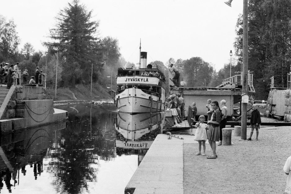 Laiva tulossa Vesijärveltä Vääksyn kanavaan 1955. Kuvaaja Hannu Sirola. Laiva tulossa Vesijärveltä Vääksyn kanavaan 1955. Kuvaaja Hannu Sirola.