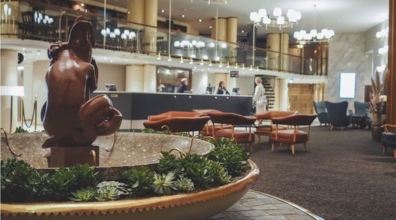 Vuonna 2019 uusittu Vaakunan hotelliaula. Nyt tulee lisää kokonainen uusi hotellikerros. Vuonna 2019 uusittu Vaakunan hotelliaula. Nyt tulee lisää kokonainen uusi hotellikerros.
