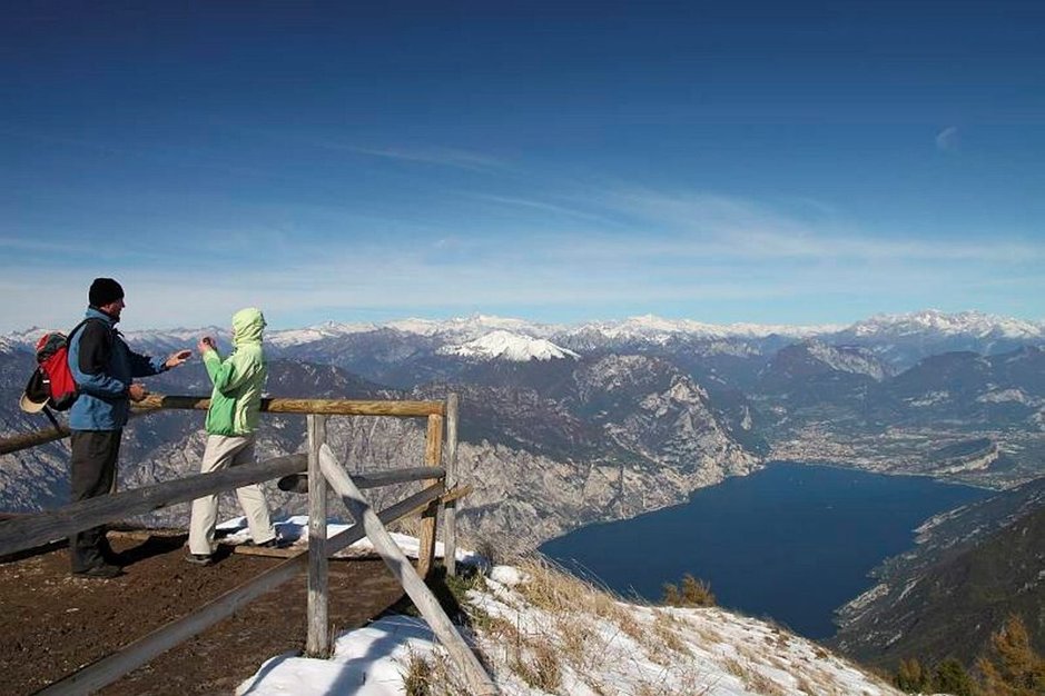 Monte Baldon huiput kohoavat yli kahden kilometrin korkeuteen. Alapuolella siintää Gardajärvi ja Limonen pikkukylä. Monte Baldon huiput kohoavat yli kahden kilometrin korkeuteen. Alapuolella siintää Gardajärvi ja Limonen pikkukylä.