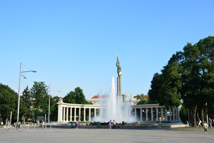 Wien kutsuu herkkujen,<br />
huvittelun ja historian ystäviä Helsinki Wien kutsuu herkkujen,<br />
huvittelun ja historian ystäviä Helsinki
