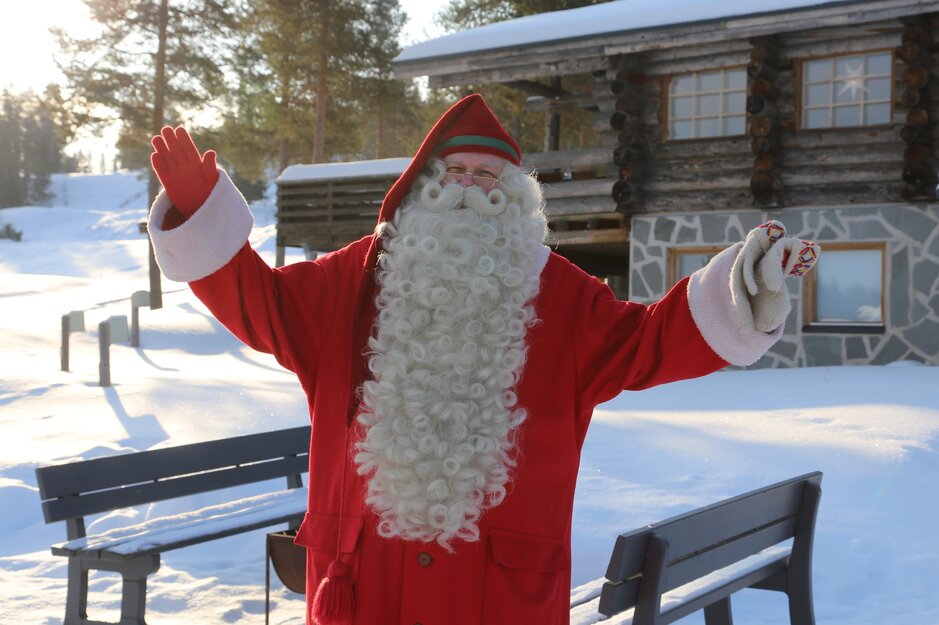 Joulupukki Rovaniemen talvigolfkentällä. Kuva Pia Lilleberg. Joulupukki Rovaniemen talvigolfkentällä. Kuva Pia Lilleberg.