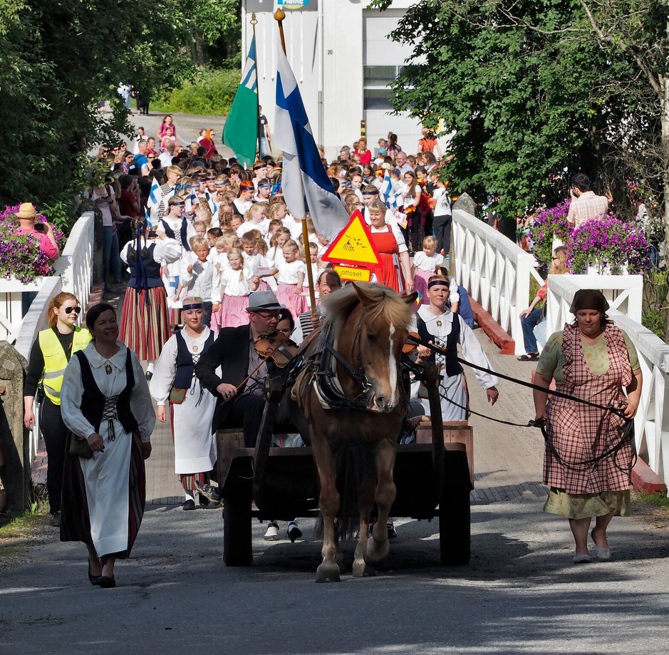 Ritvalan helkajuhlakulkue<br />
Kaustisen musiikkijuhlilla Ritvalan helkajuhlakulkue<br />
Kaustisen musiikkijuhlilla