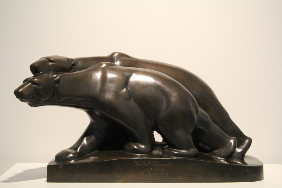 Jussi Mäntynen: Jääkarhut, 1919, pronssiveistos.
Jussi Mäntynen: Jääkarhut, 1919, pronssiveistos.