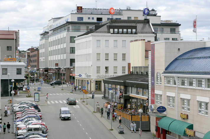 Kaupunkikeskustat hiipuvat - Toisin<br />
nyt Rovaniemellä ja Tikkurilassa Kaupunkikeskustat hiipuvat - Toisin<br />
nyt Rovaniemellä ja Tikkurilassa
