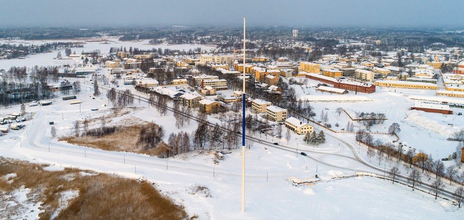 Maailman suurin Suomen lippu<br />
nousee satametriseen salkoon Maailman suurin Suomen lippu<br />
nousee satametriseen salkoon
